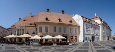 Sibiu, Romanya 10 Ağustos 2025: Sibiu, Romanya, Transilvanya 'daki büyük yer (Piata Mare). Panoramik görünüm.