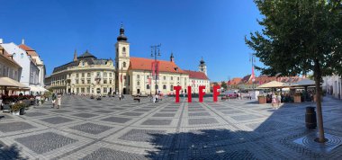 Sibiu, Romanya 10 Ağustos 2025: Sibiu, Romanya, Transilvanya 'daki büyük yer (Piata Mare). Panoramik görünüm.