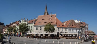 Sibiu, Romanya 10 Ağustos 2025: Sibiu, Romanya, Transilvanya 'daki büyük yer (Piata Mare). Panoramik görünüm.