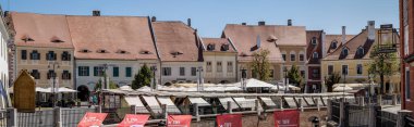 Sibiu, Romanya 10 Ağustos 2025: Romanya 'nın Sibiu kentindeki Little Square' e bakın. Panoramik görünüm.