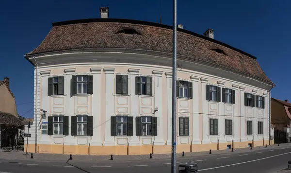 Avrig, Romanya 10 Ağustos 2025: Eski Brukenthal Avrig Sarayı, Transilvanya, Romanya. Panoramik görünüm.