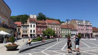 Brasov, Romanya, 09 Ağustos 2025: Brasov, Transilvanya 'daki Konsey Meydanı. Panoramik görünüm.