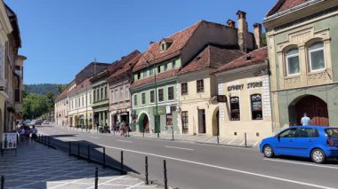 Brasov, Romanya 9 Ağustos 2025: Brasov, Transilvanya 'da sokak manzarası.