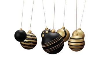 Beyaz arka planda altın rengi olan noel topları