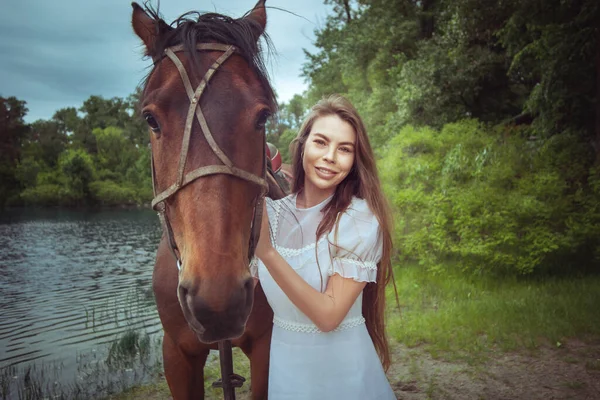 Retrato Uma Mulher Cavalo Fundo Natureza — Fotografia de Stock