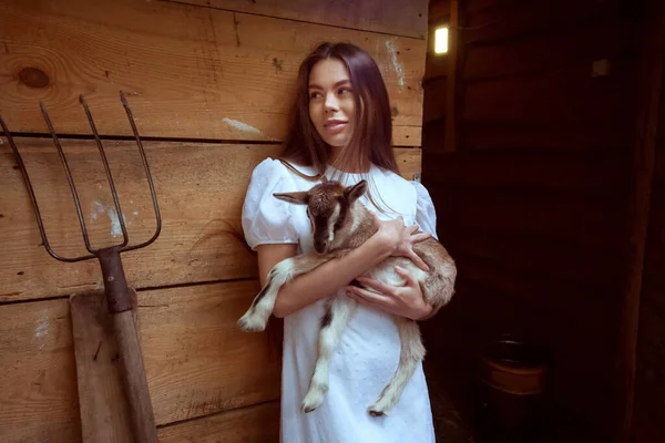 Belle Jeune Femme Dans Une Ferme Tient Une Chèvre Dans — Photo