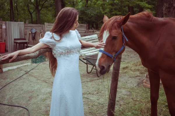 Όμορφη Νεαρή Γυναίκα Στη Φάρμα Χαϊδεύει Ένα Άλογο — Φωτογραφία Αρχείου