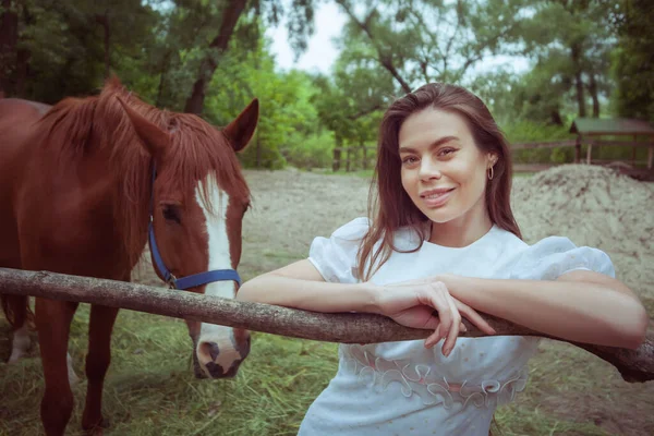 Mulher Bonita Rancho Atrás Dela Cavalo Está Pastando — Fotografia de Stock