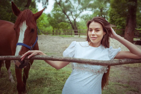 Ung Kvinna Ranch Med Häst Bakom Sig — Stockfoto