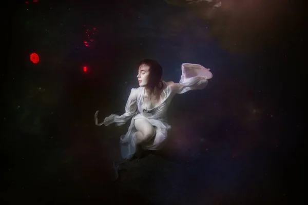 Абстрактний Підводний Живопис Дівчини Одягненої Білу Сукню Під Водою — стокове фото