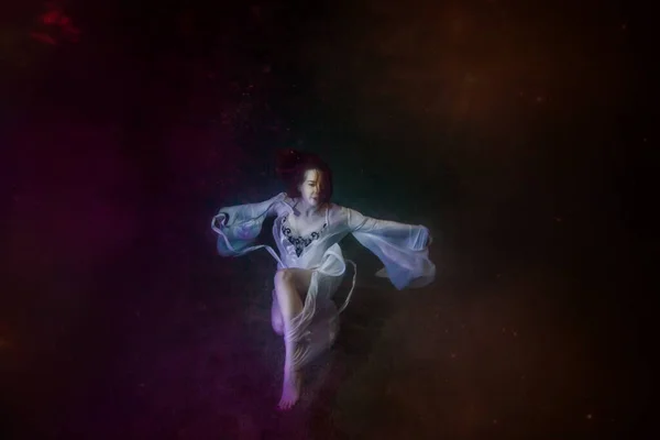 Abstrakcyjny Podwodny Obraz Dziewczyny Ubranej Białą Sukienkę Pod Wodą — Zdjęcie stockowe