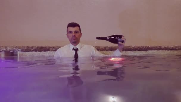 Bir Adam Havuza Şampanya Döktü Beyaz Gömlekli Kravatlı Bir Adam — Stok video