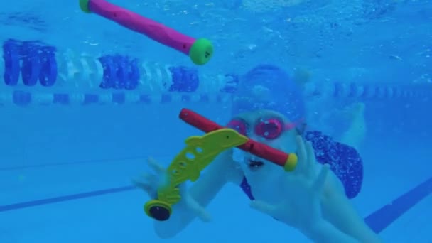 Das Mädchen Schwimmt Pool Unter Wasser Zeitlupe Unter Wasser Mensch — Stockvideo