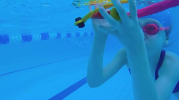 Het Meisje Zwemt Onder Water Het Zwembad Langzame Beweging Onder — Stockvideo