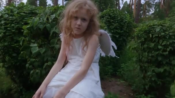 小天使女孩哭了天使有一张忧郁的脸 悲伤的天使般的眼睛 — 图库视频影像