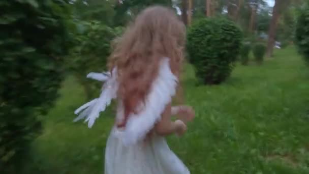 Anioł Dziewczyna Zabawnie Biegnie Figlarnie Flirtuje Biegnie Pośród Drzew — Wideo stockowe