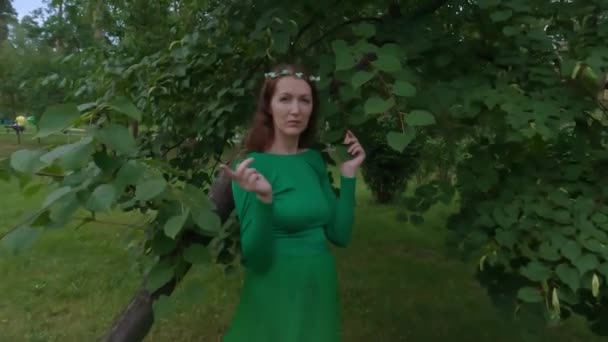 Казкова Жінка Манить Біжить Серед Дерев Через Ліс — стокове відео