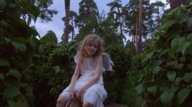 Küçük melek kız ağlıyor. Meleğin üzgün bir yüzü var. Üzgün melek gözleri.