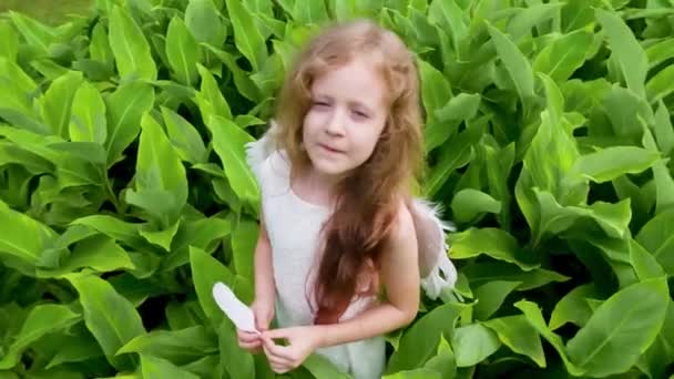 Gyengéd Kis Angyali Lány Zöld Levelek Között Kezében Van Egy — Stock videók
