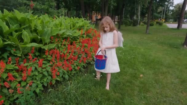 Słodka Aniołek Dziewczyna Skrzydłami Plecach Jej Rękach Jest Wiadro Farby — Wideo stockowe