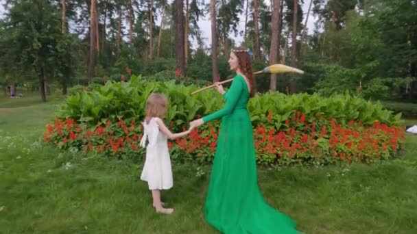 Νεράιδα Νεράιδα Και Μωρό Άγγελος Στο Πάρκο Βούρτσες Για Χρώμα — Αρχείο Βίντεο