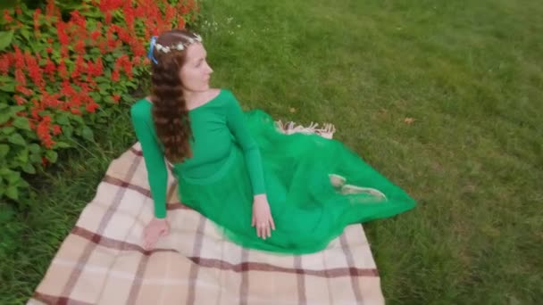 Казкова Жінка Сидить Траві Парку Фея Зеленій Сукні — стокове відео