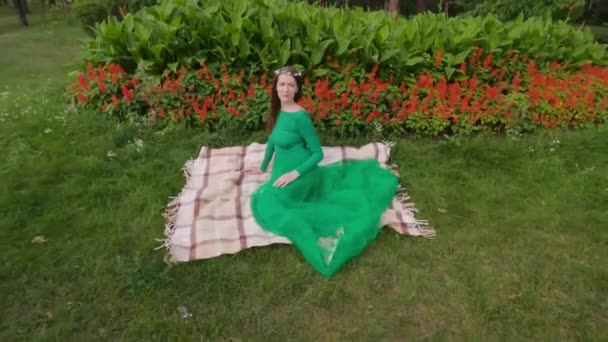 Peri Kadın Parkta Çimlerin Üzerinde Oturuyor Yeşil Elbiseli Peri — Stok video