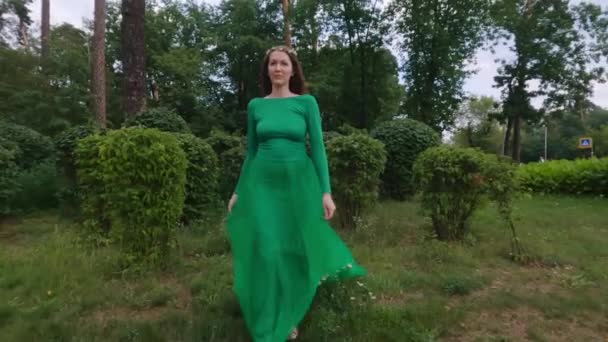 Μια Νεράιδα Πράσινο Φόρεμα Περπατάει Στο Γρασίδι Στο Πάρκο — Αρχείο Βίντεο