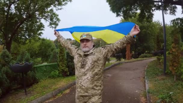 Soldato Ucraino Con Una Bandiera Blu Gialla Mano — Video Stock