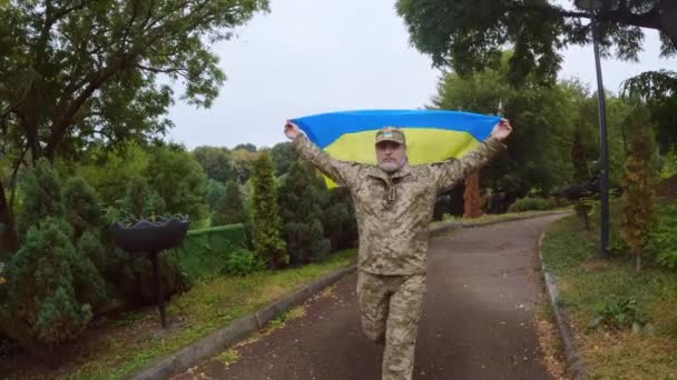 Ukrán Katona Kék Sárga Zászlóval Kezében — Stock videók