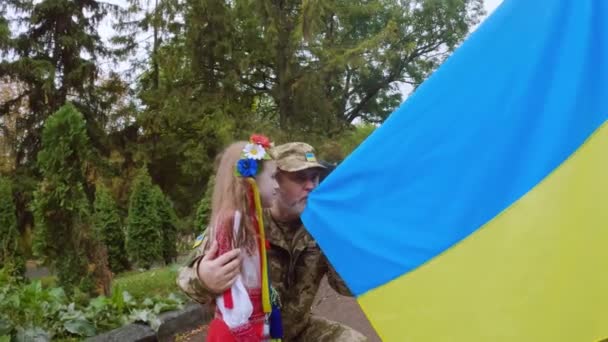 Soldaat Van Oekraïne Dochter Kussen Vlag Van Hun Land Houden — Stockvideo