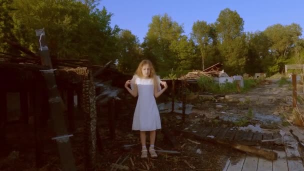 Triste Petite Fille Sur Fond Une Maison Incendiée Enfant Ange — Video