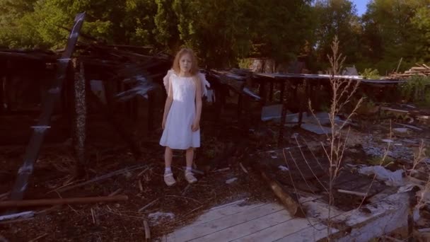 Грустная Девочка Фоне Сгоревшего Дома Детский Ангел Рядом Разрушенным Домом — стоковое видео