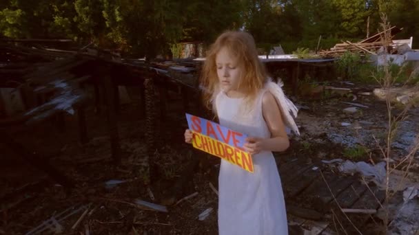 Дівчина Плакатом Руках Просить Захистити Дітей Тлі Спаленого Будинку Війни — стокове відео