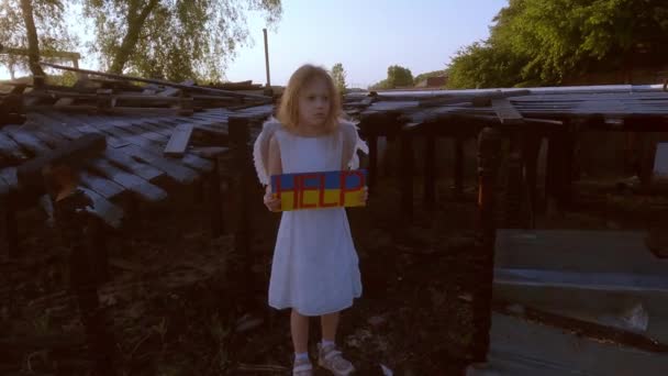 Ένα Κορίτσι Μια Αφίσα Στα Χέρια Της Ζητά Προστατεύσει Παιδιά — Αρχείο Βίντεο
