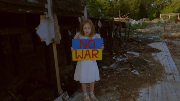 Een Meisje Met Een Poster Haar Handen Vraagt Kinderen Beschermen — Stockvideo