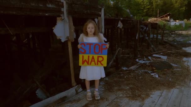 Dziewczyna Plakatem Rękach Prosi Ochronę Dzieci Tle Spalonego Domu Czasów — Wideo stockowe