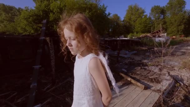 Smutna Dziewczynka Tle Spalonego Domu Dziecko Anioł Pobliżu Zniszczonego Domu — Wideo stockowe