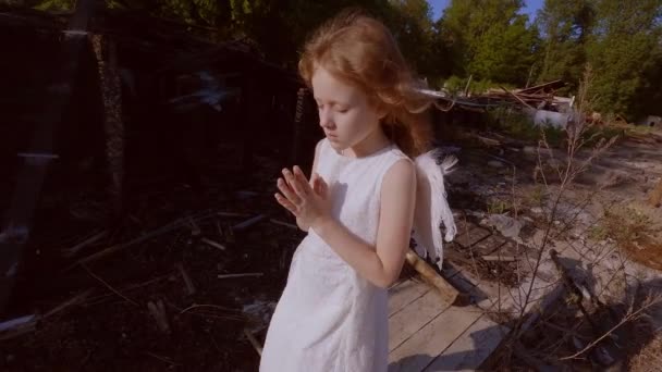 Menina Criança Triste Fundo Uma Casa Queimada Criança Anjo Perto — Vídeo de Stock