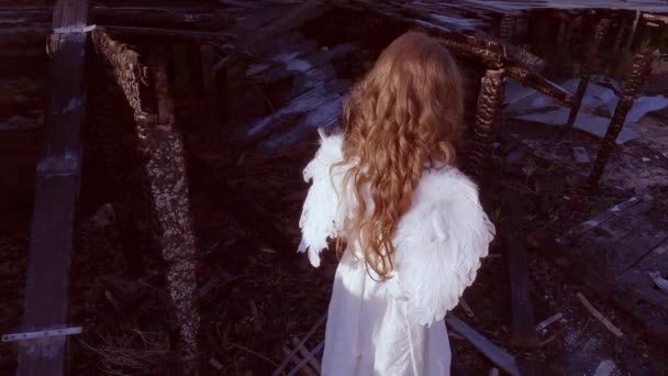 在一座被烧毁的房子的背景下 可怜的小女孩 被毁房屋附近的儿童天使 — 图库视频影像