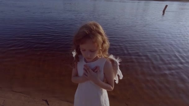 Nettes Kleines Engelmädchen Mit Flügeln Wasser Und Romantisch Gelangweilt — Stockvideo