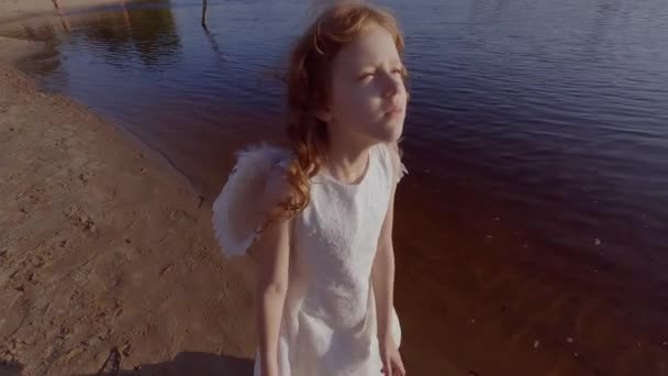 可爱的小天使女孩 有翅膀靠近水 是浪漫的无聊 — 图库视频影像