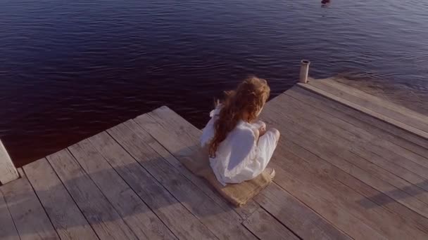 Χαριτωμένο Κοριτσάκι Άγγελος Φτερά Κοντά Στο Νερό Και Είναι Ρομαντικά — Αρχείο Βίντεο