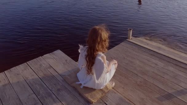 可爱的小天使女孩 有翅膀靠近水 是浪漫的无聊 — 图库视频影像