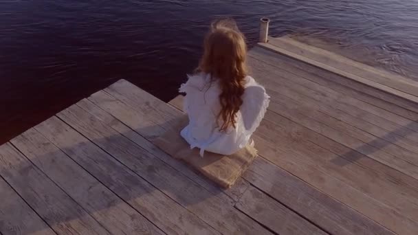 Aranyos Kis Angyal Lány Szárnyakkal Víz Közelében Romantikusan Unatkozik — Stock videók
