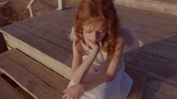 Cute Little Angel Girl Skrzydłami Pobliżu Wody Jest Romantycznie Znudzony — Wideo stockowe