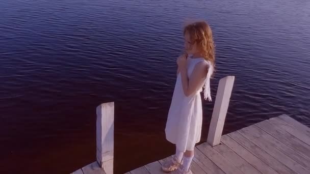 Nettes Kleines Engelmädchen Mit Flügeln Wasser Und Romantisch Gelangweilt — Stockvideo