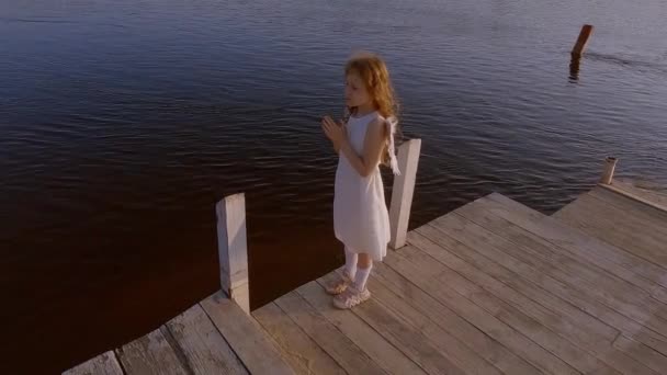 Cute Little Angel Girl Skrzydłami Pobliżu Wody Jest Romantycznie Znudzony — Wideo stockowe