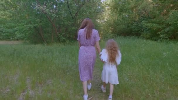 Äiti Tytär Kävelevät Puistossa Puhuvat — kuvapankkivideo