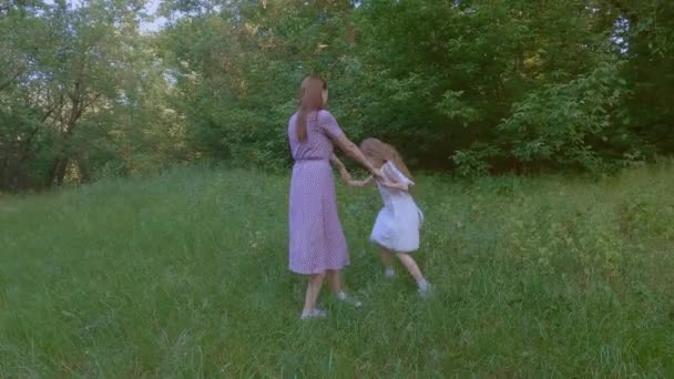 Anya Lánya Parkban Játszanak Forognak Táncolnak — Stock videók